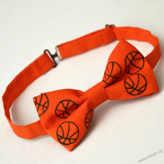 Oranžový motýlek s basketbalovými míči